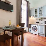 Bright 1-bedroom With High Ceilings In Διαμέρισμα